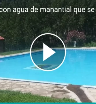 La piscina con agua de manantial que se encuentra en un pueblo de Cáceres