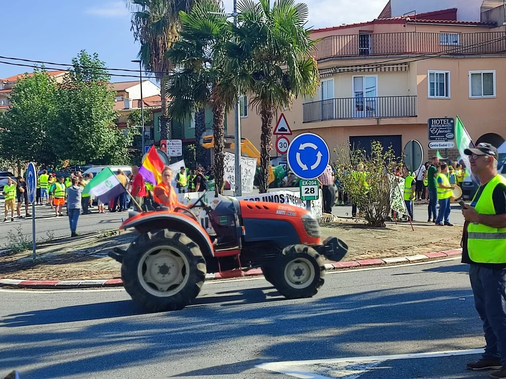 Tractorada en Villanueva de la Sierra por un precio digno de la aceituna