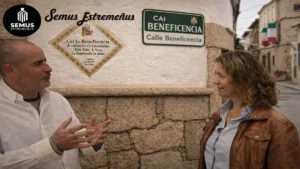 Montehermoso se viste de identidad: La calle Beneficencia ya habla estremeñu