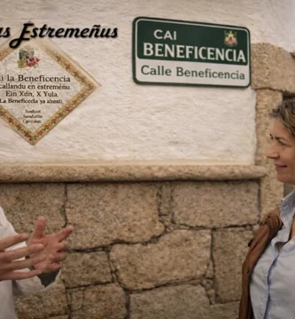 Montehermoso se viste de identidad: La calle Beneficencia ya habla estremeñu